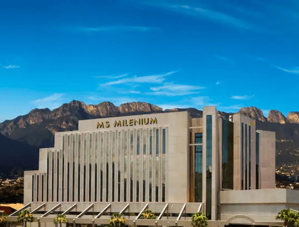 Fachada del hotel MS Millenium Monterrey, sede del Congreso X, con la Sierra Madre Oriental de fondo